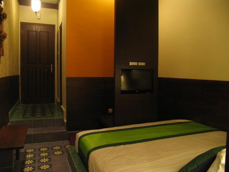 Dhanesvara Holistic Unique Homestay Wonocolo Exterior photo