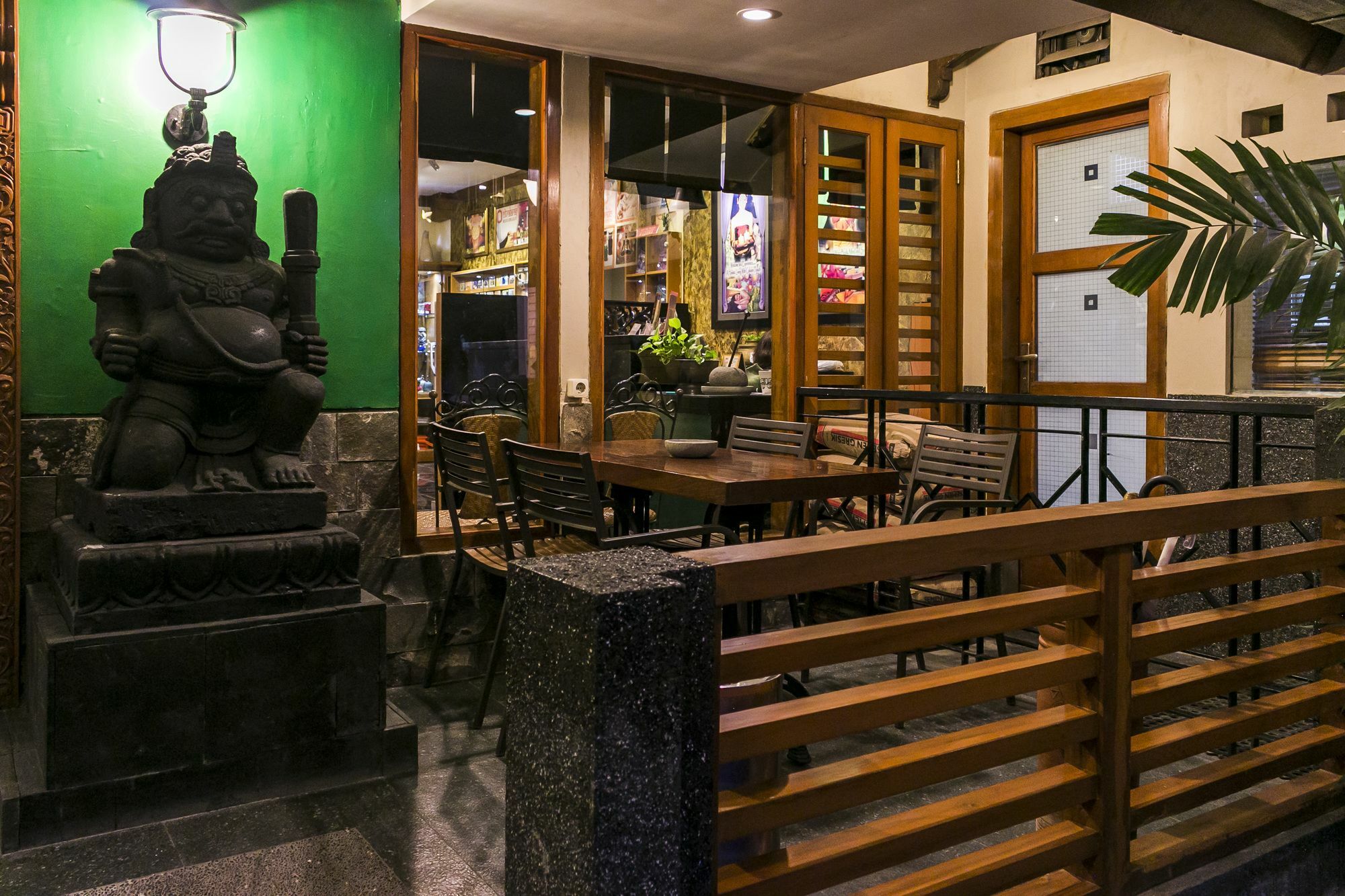 Dhanesvara Holistic Unique Homestay Wonocolo Exterior photo